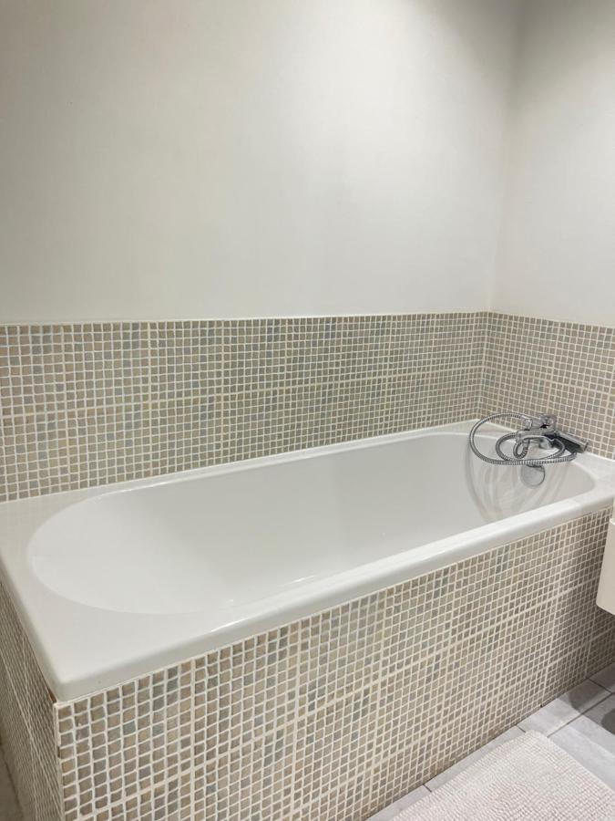 Ecu : Superbe Appartement Avec Exterieur Reims Luaran gambar